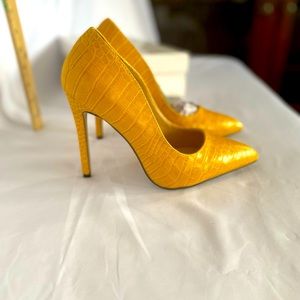 NWT Pointy yellow heels